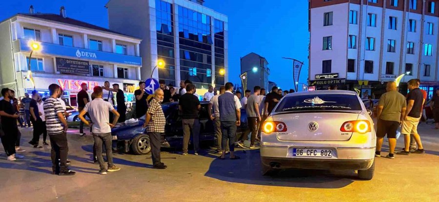 Kavşakta Otomobiller Çarpıştı: 2 Yaralı