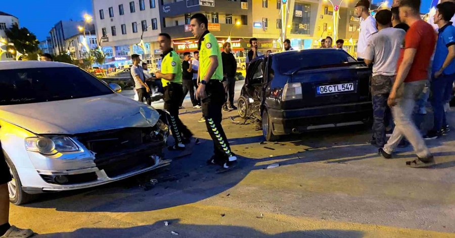 Kavşakta Otomobiller Çarpıştı: 2 Yaralı