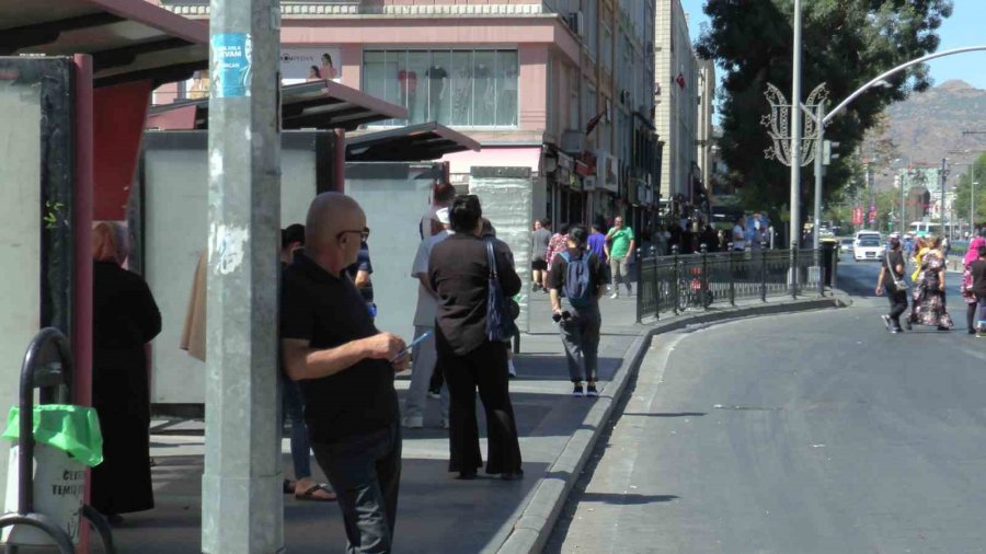 65 Yaş Ve Üzerine Dokunan Yandı