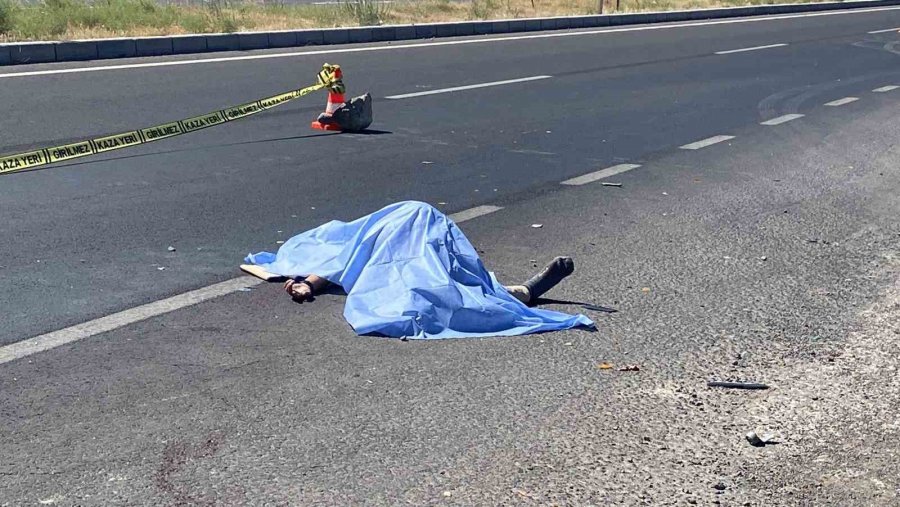 Arızalanan Aracını Emniyet Şeridine Çeken Sürücü Canından Oldu