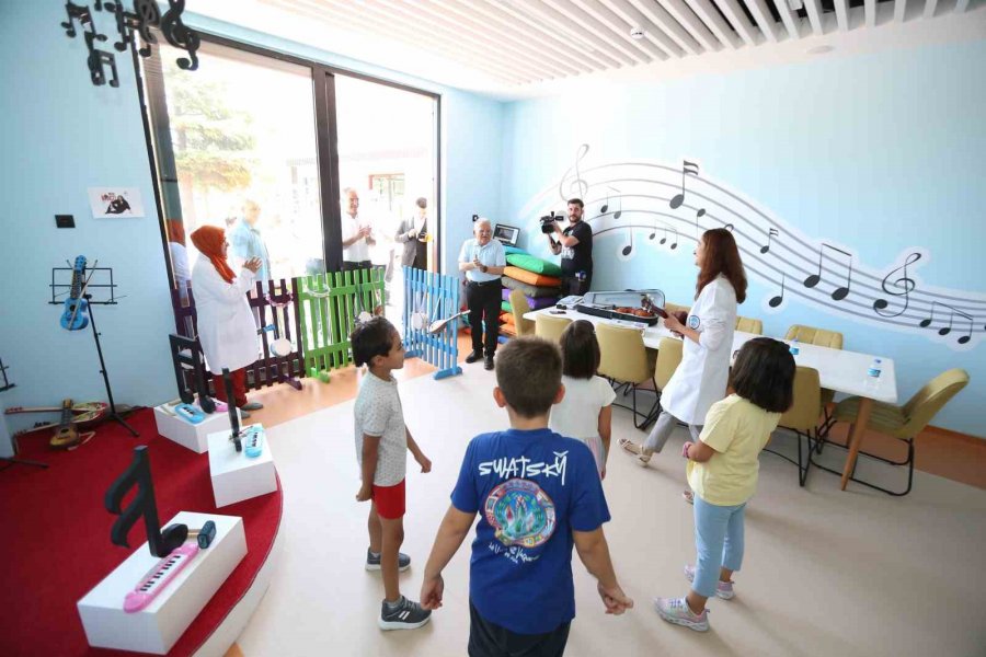 Başkan Büyükkılıç’tan Çocuk Kütüphanesi Ve Müzik Okulu’na Ziyaret