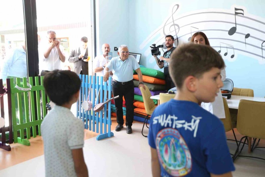 Başkan Büyükkılıç’tan Çocuk Kütüphanesi Ve Müzik Okulu’na Ziyaret