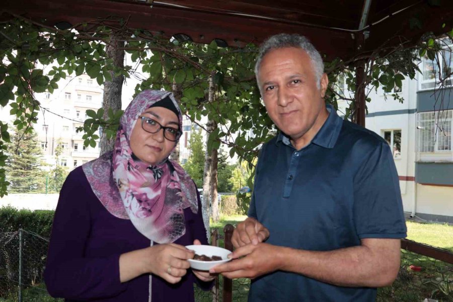 Kayseri’de Şok Olay: Aldığı Helvanın İçinden Hızma Çıktı, Yerken Dişi Kırıldı