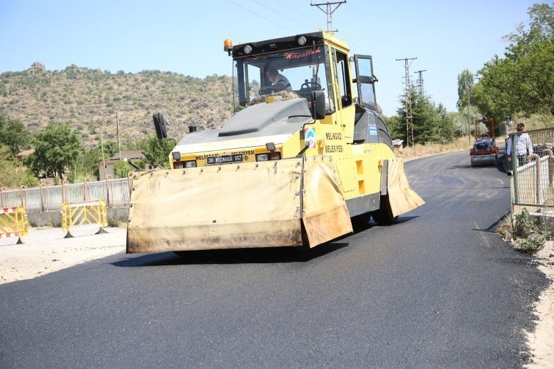 Melikgazi’de Asfalt Atağı Sürüyor
