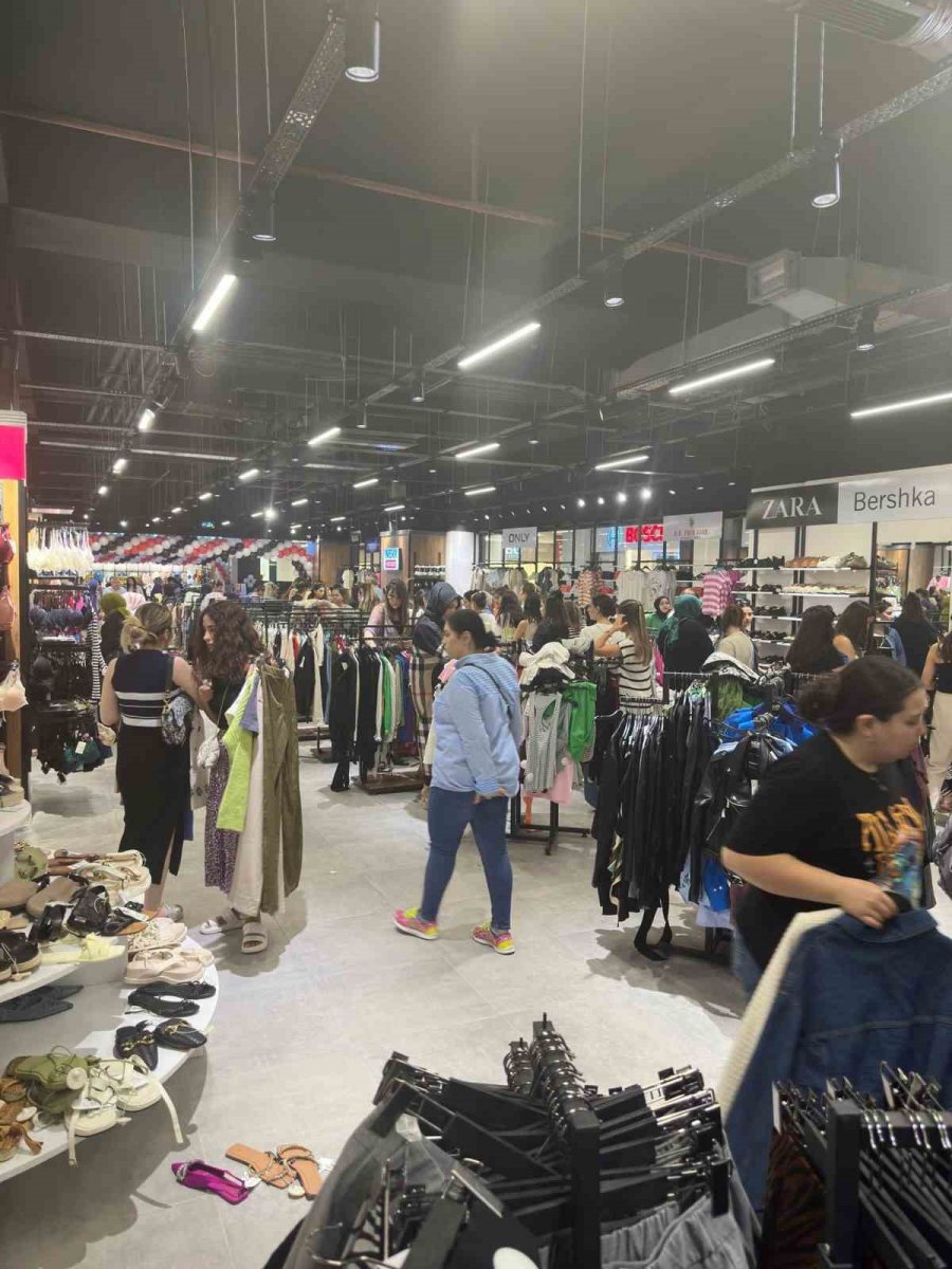 Kumsmall Avm Yeni Markalarla Büyümeye Devam Ediyor