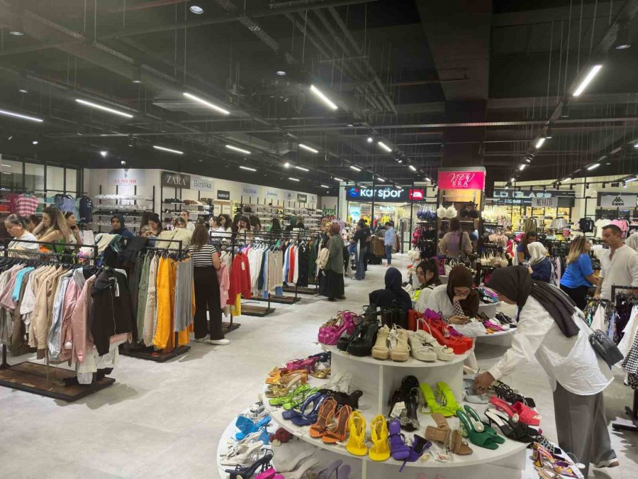 Kumsmall Avm Yeni Markalarla Büyümeye Devam Ediyor