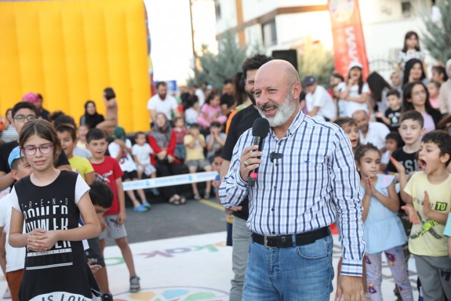 Kocasinan’ın Sokak Oyunları Şenliğinde Başkan Amca’ya Sevgi Seli