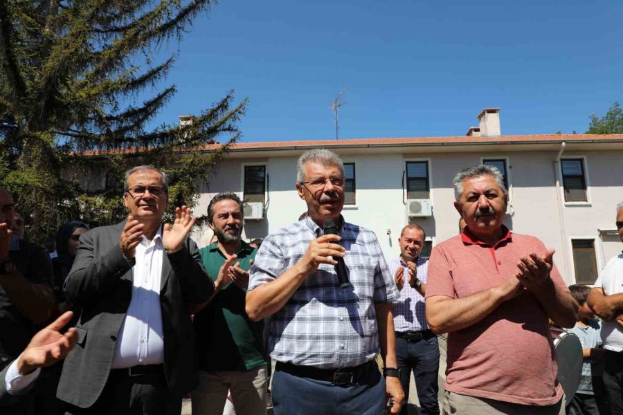 Yüzde 107 Zam Alan İşçiler Başkan Akay’ı Bağrına Bastı