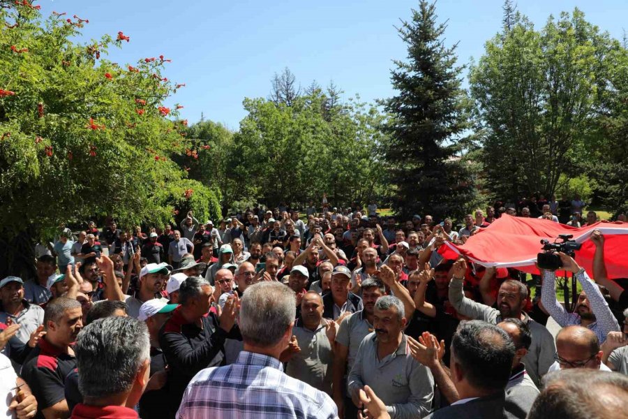 Yüzde 107 Zam Alan İşçiler Başkan Akay’ı Bağrına Bastı