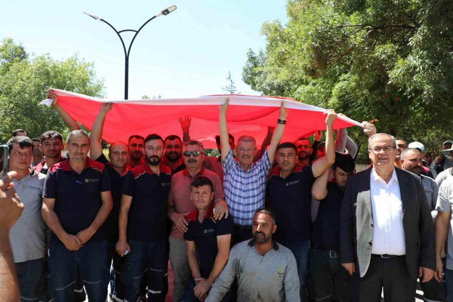 Yüzde 107 Zam Alan İşçiler Başkan Akay’ı Bağrına Bastı