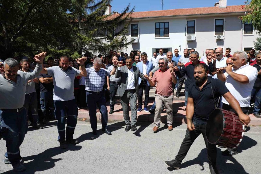 Yüzde 107 Zam Alan İşçiler Başkan Akay’ı Bağrına Bastı