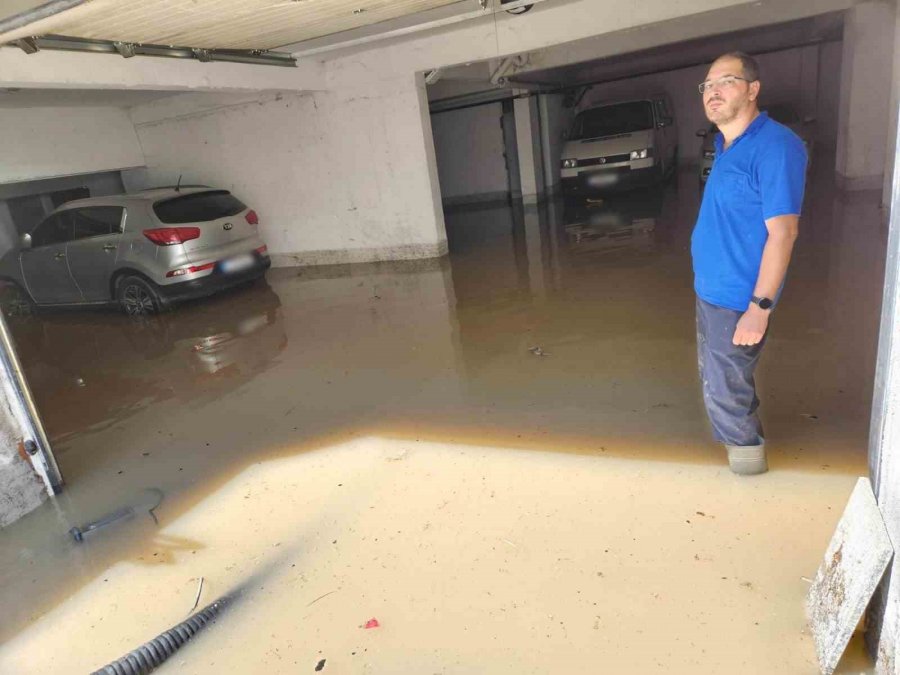 Patlayan Su Borusunun Açtığı Çukura Otomobil Düştü