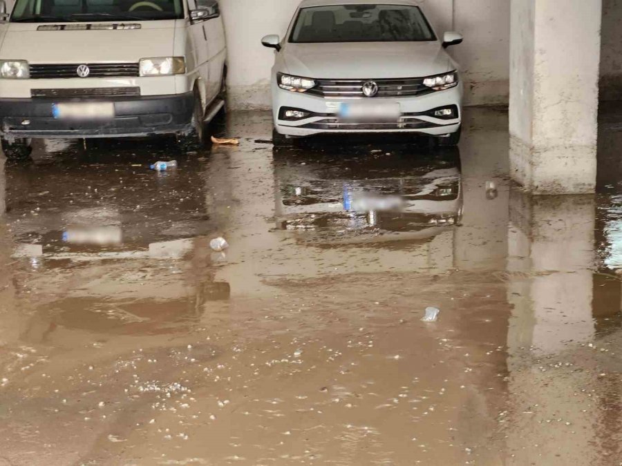 Patlayan Su Borusunun Açtığı Çukura Otomobil Düştü