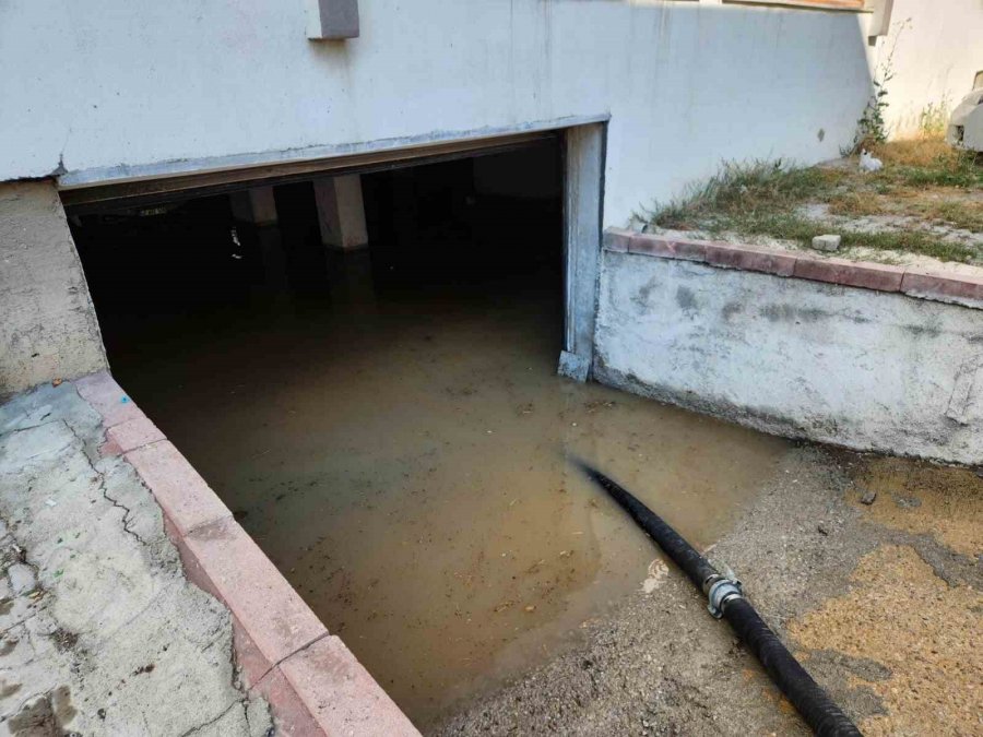 Patlayan Su Borusunun Açtığı Çukura Otomobil Düştü