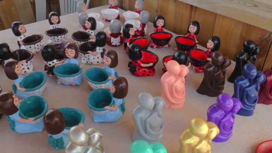 Boya Sevgisiyle Meslek Edindi