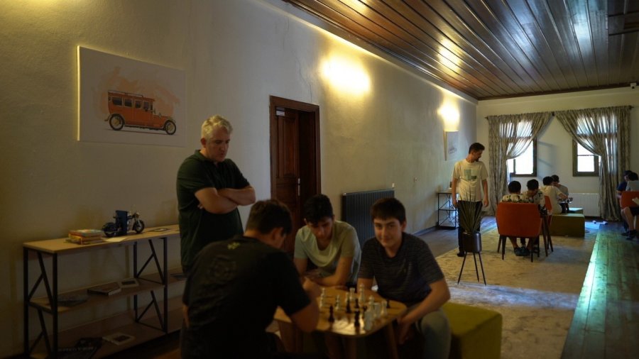 Öğrenciler Tarihi Okulda İngilizce Öğreniyor