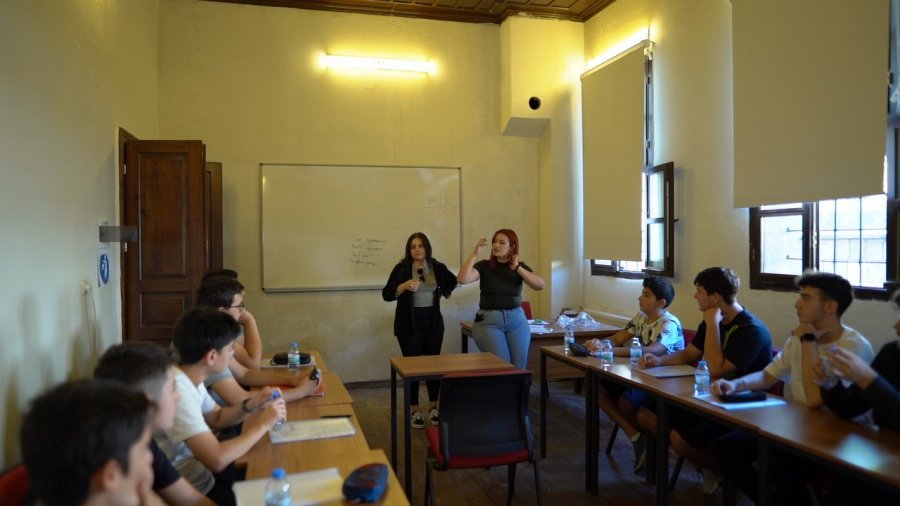 Öğrenciler Tarihi Okulda İngilizce Öğreniyor