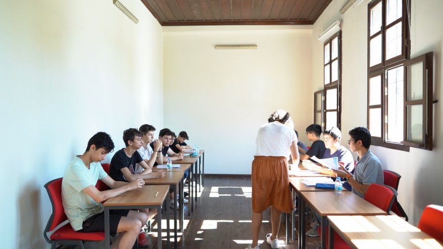 Öğrenciler Tarihi Okulda İngilizce Öğreniyor