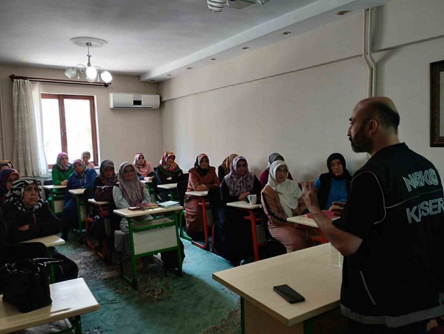 Polis Bir Yandan Tacirlere Geçit Vermiyor, Bir Yandan Da Halkı Bilgilendiriyor