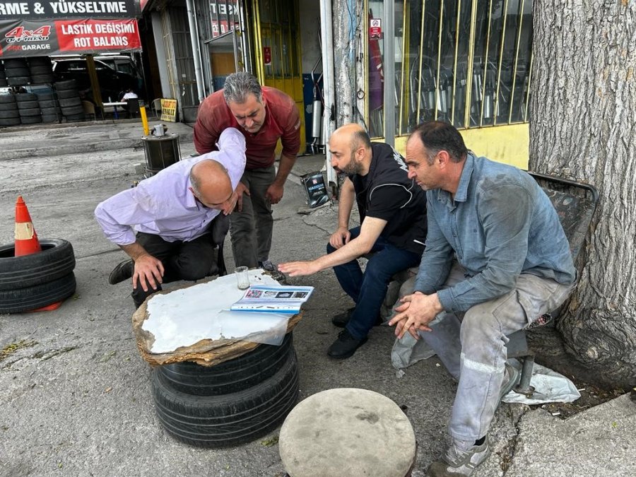 Polis Bir Yandan Tacirlere Geçit Vermiyor, Bir Yandan Da Halkı Bilgilendiriyor