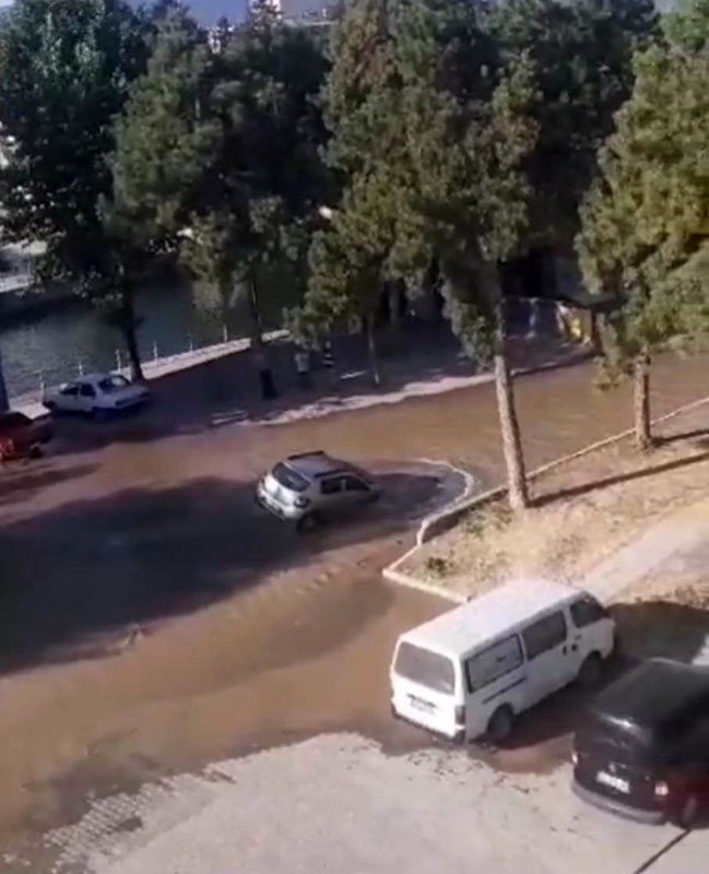 Patlayan Su Borusunun Açtığı Çukura Otomobil Düştü