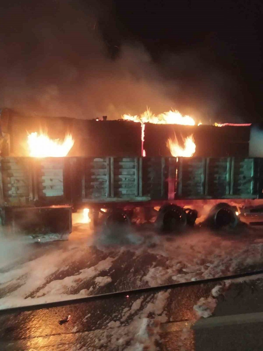 Sunta Yüklü Tır Alev Alev Yandı