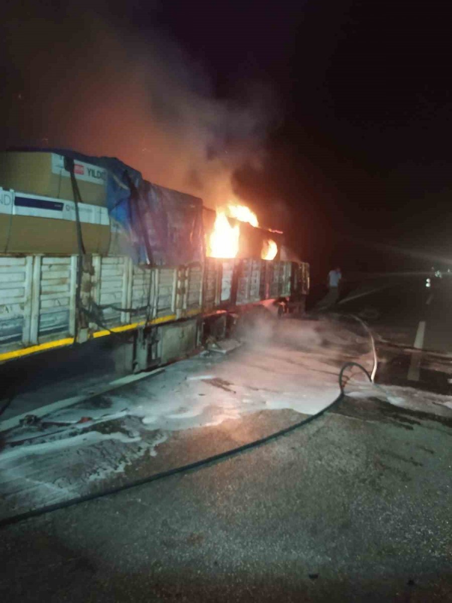 Sunta Yüklü Tır Alev Alev Yandı