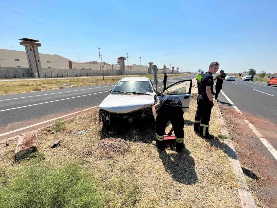 Aksaray’da Otomobil Refüje Çıktı: 2 Yaralı