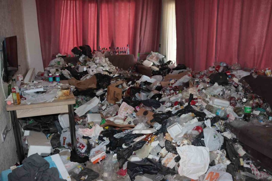 Kiracı Gitti, Çöp Ev Kaldı