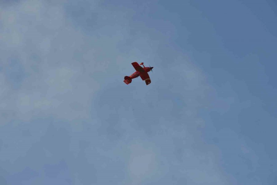 Türkiye’nin İlk Kadın Akrobasi Pilotu Ve Yerli Uçağımız Hürkuş İzleyenleri Mest Etti