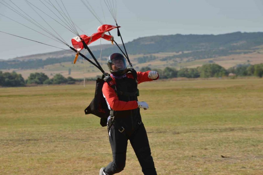 Jandarma Ve Tsk’dan Nefes Kesen Paraşüt Gösterisi