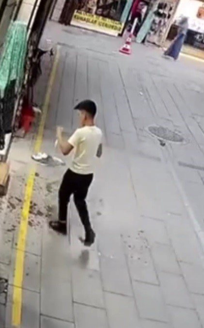 Çay Tepsisini Havada Çevirmek İsteyen Çaycı Çırağının Sakarlık Anları Kamerada