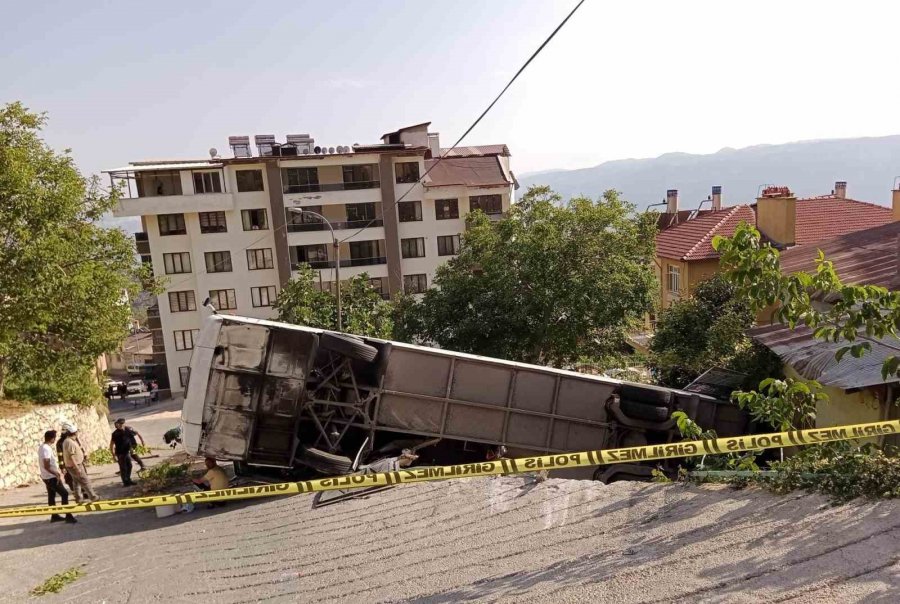 Karaman’da Yokuş Çıkarken Geri Kayan Tur Otobüsü Evin Bahçesine Devrildi: 30 Yaralı