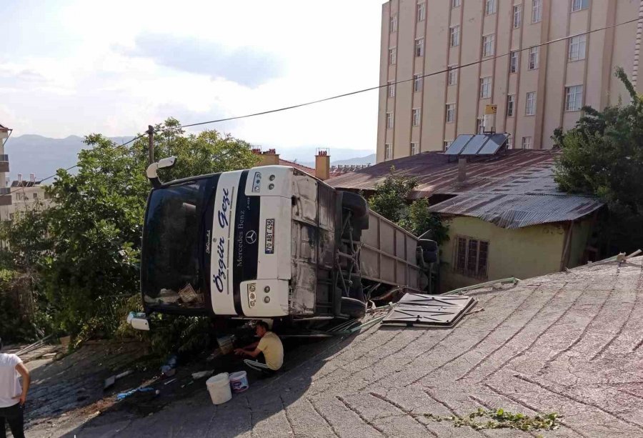Karaman’da Yokuş Çıkarken Geri Kayan Tur Otobüsü Evin Bahçesine Devrildi: 30 Yaralı