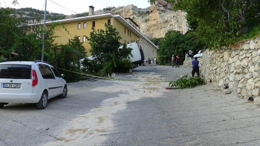 Karaman’da Yokuş Çıkarken Geri Kayan Tur Otobüsü Evin Bahçesine Devrildi: 30 Yaralı