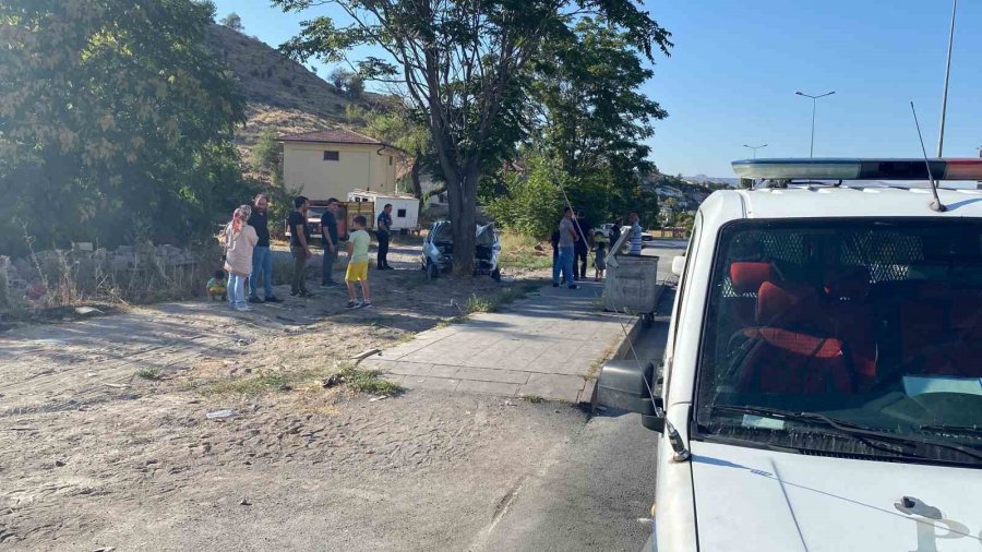 Kontrolden Çıkan Otomobil Ağaca Çarparak Durabildi: 3 Yaralı