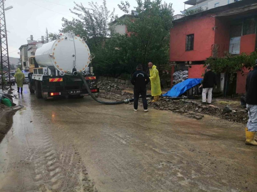 Kayseri’de Sağanak Yağış Sele Neden Oldu