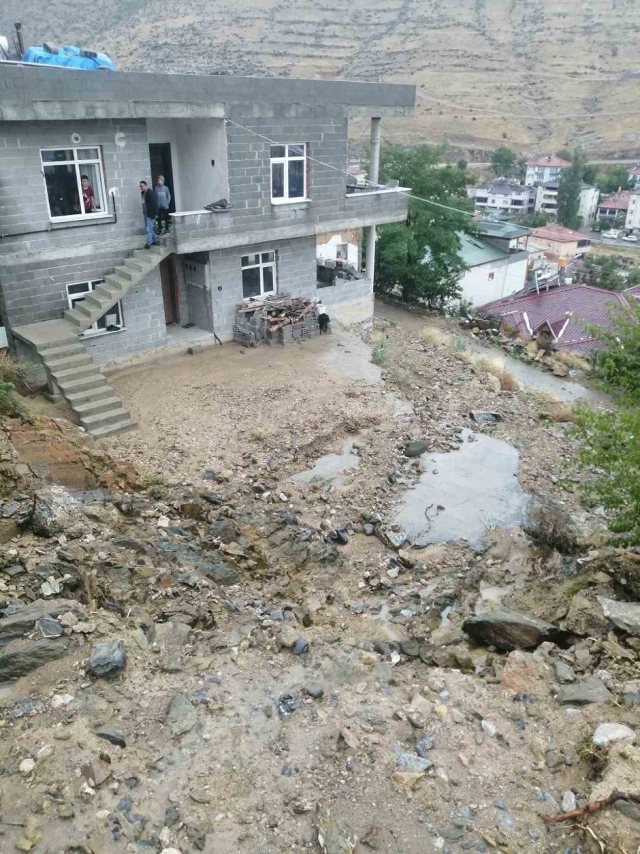 Kayseri’de Sağanak Yağış Sele Neden Oldu