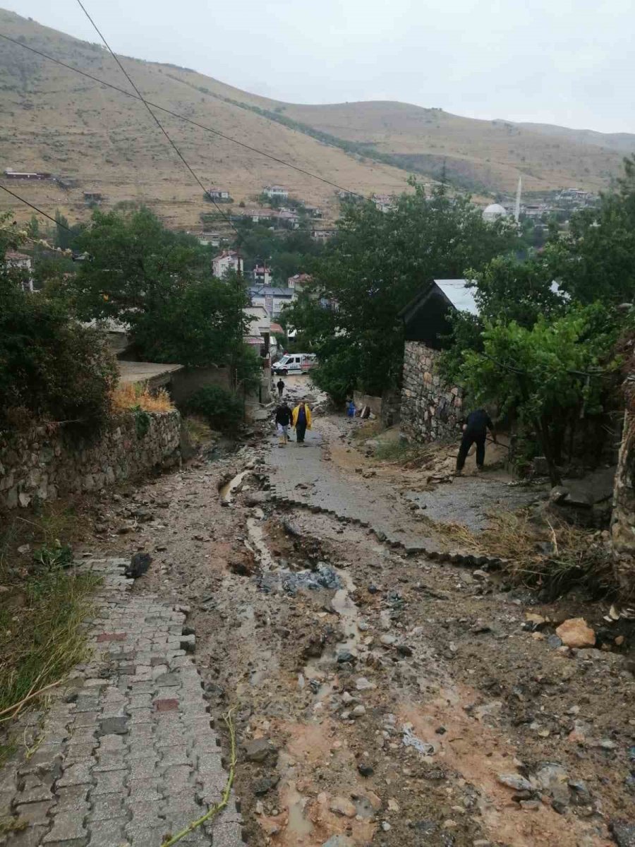 Kayseri’de Sağanak Yağış Sele Neden Oldu