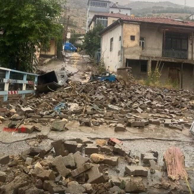 Kayseri’deki Selde Araçlar Çamura Gömüldü