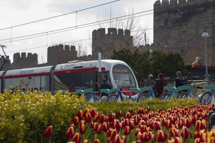 Kayseri’de Tramvaylarda Ücretsiz İnternet Dönemi