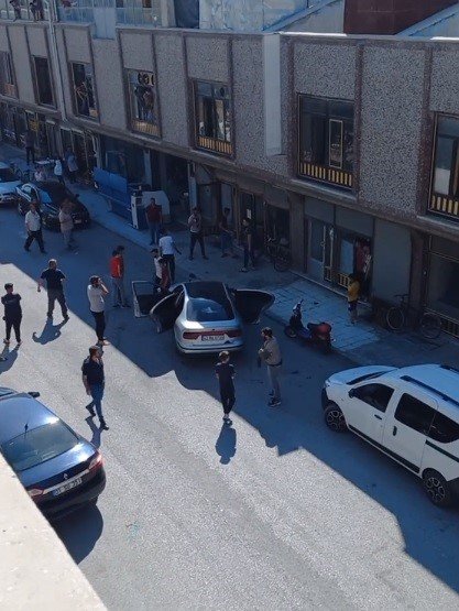 Amca Yeğenin Kiralık Dükkan Kavgasında 8 Kişi Yaralandı