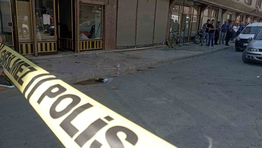 Amca Yeğenin Kiralık Dükkan Kavgasında 8 Kişi Yaralandı