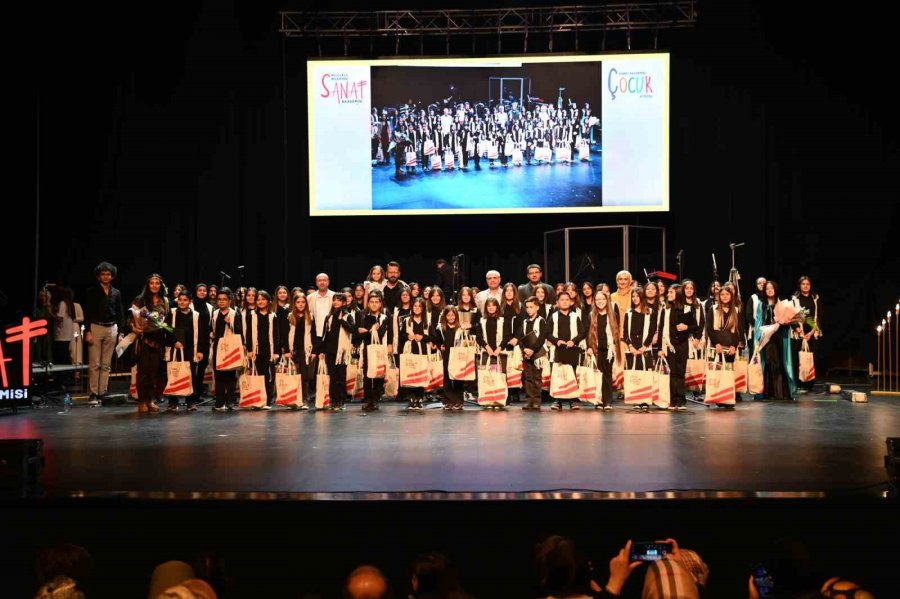 Sanat Akademisi Çocuk Korosu Barış Manço Şarkılarını Seslendirdi