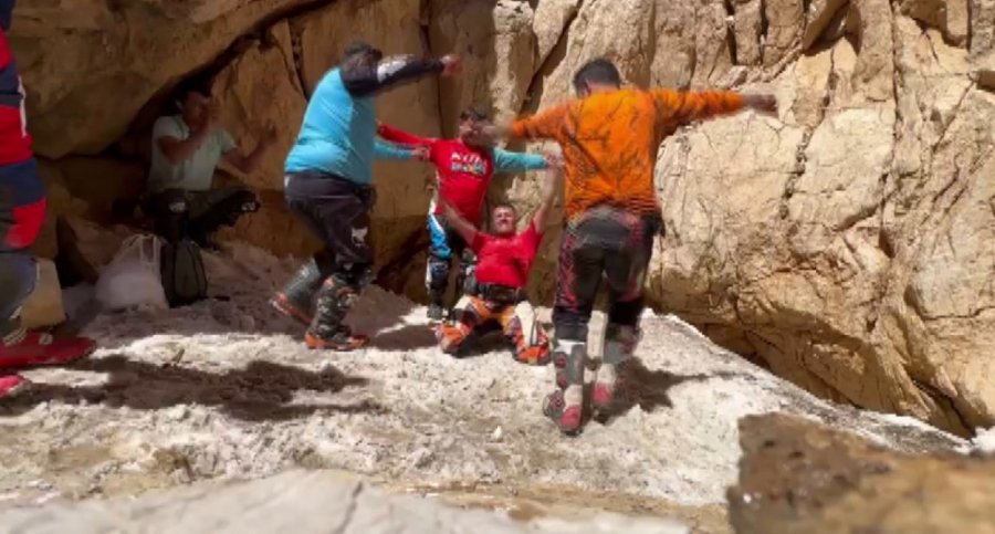 Antalyalı Motosiklet Tutkunlarının 3024 Rakımlı Zirvede Ağustos Ayında Kar Sevinci