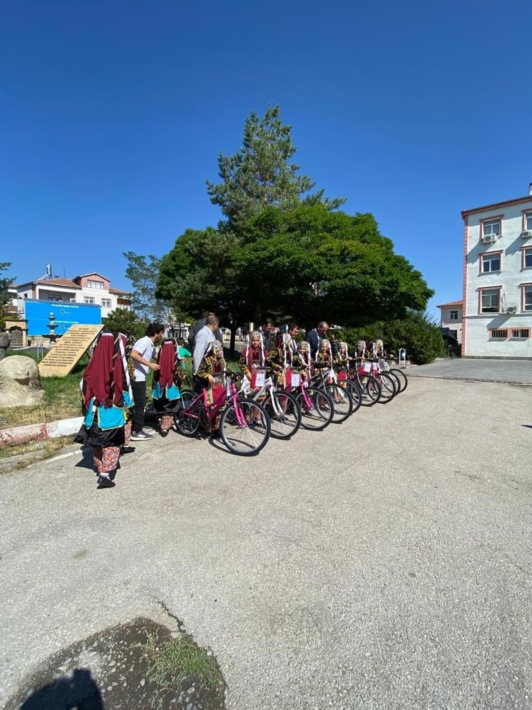 Başkan Büyükkılıç Verdiği Sözü Tuttu, Öğrenciler Zafer Bayramı’nda Bisikletlerine Kavuştu