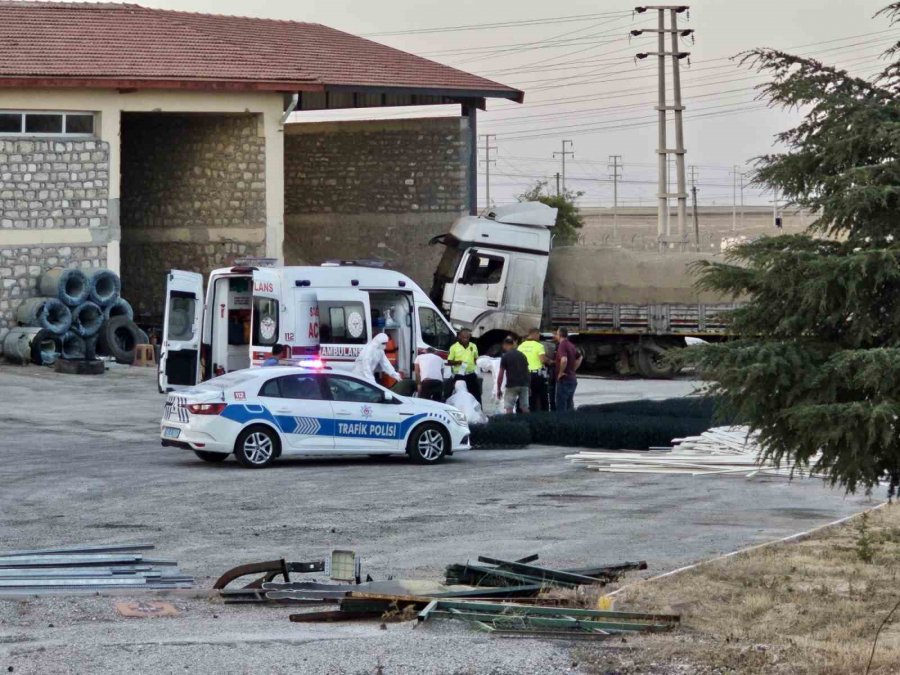 Kazada Kendi Araçlarında Taşıdıkları Asitten Zehirlenen 2 Kişi Hayatını Kaybetti