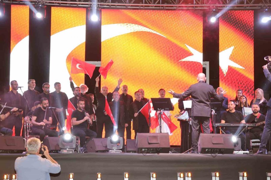 Talas’ta Bambaşka Zafer Bayramı Coşkusu