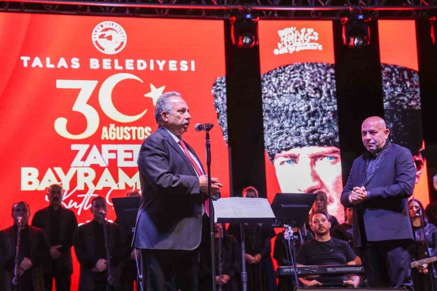 Talas’ta Bambaşka Zafer Bayramı Coşkusu