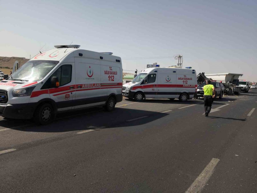 Aksaray’da 2 Tır Ve 1 Kamyon Çarpıştı, Tırın Kupası Koptu: 2 Yaralı